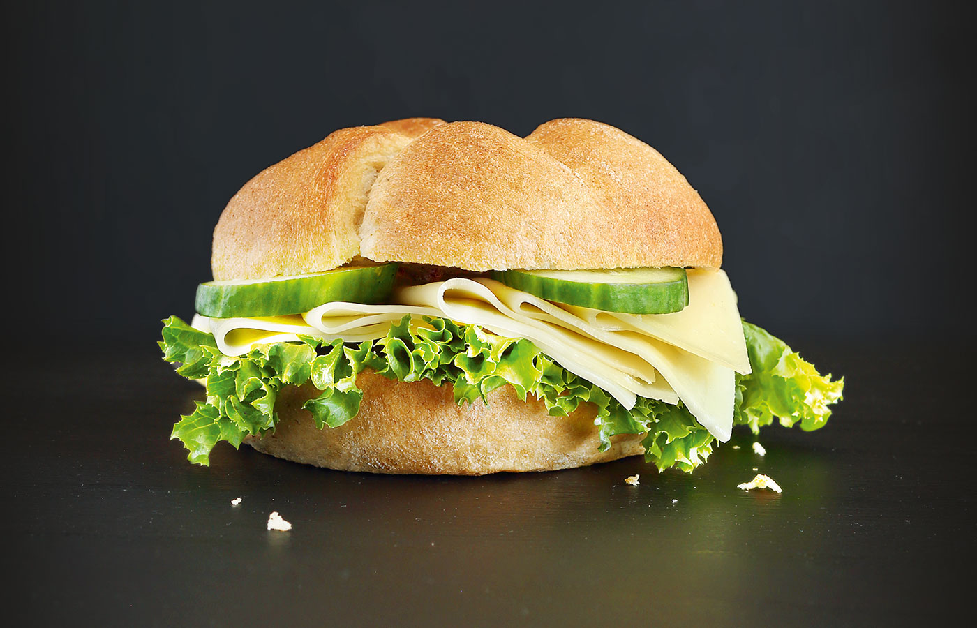 Handsemmel mit Käse &amp; Gurken - Bäckerei Der Mann