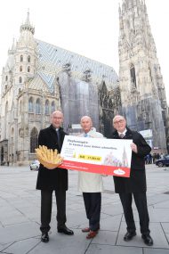 Im Bild vlnr: Toni Faber (Dompfarrer St. Stephan), Kurt Mann (Bäckermeister) und Dr. Geyer (Vereinsobmann Unser Stephansdom)