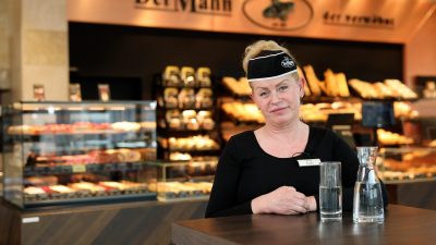 Verkauf- und Servicemitarbeiterin Frau Erika