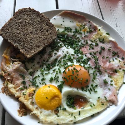 Ham and eggs mit Vollkornbrot 